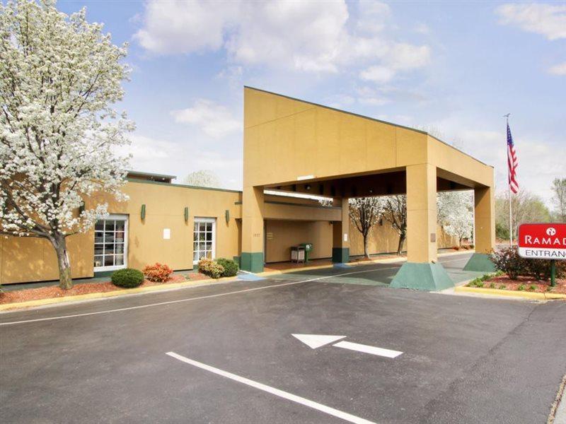 Hotel Ramada By Wyndham Roanoke Extérieur photo