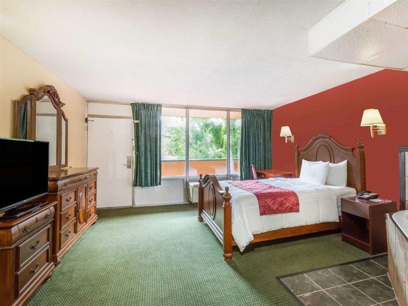 Hotel Ramada By Wyndham Roanoke Extérieur photo