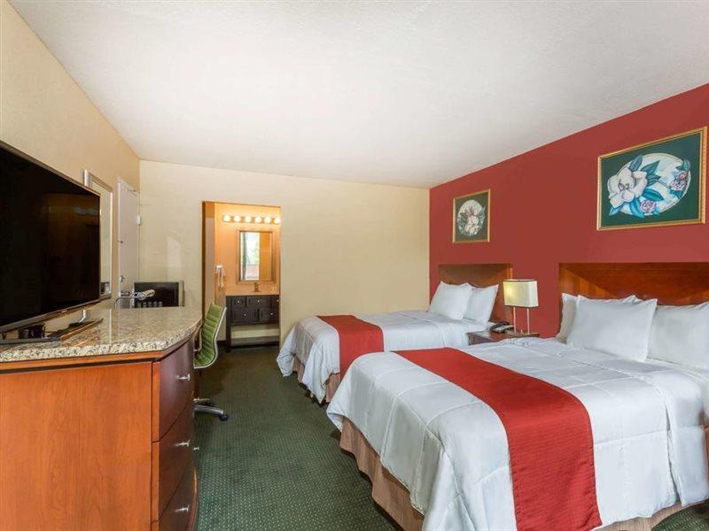 Hotel Ramada By Wyndham Roanoke Extérieur photo