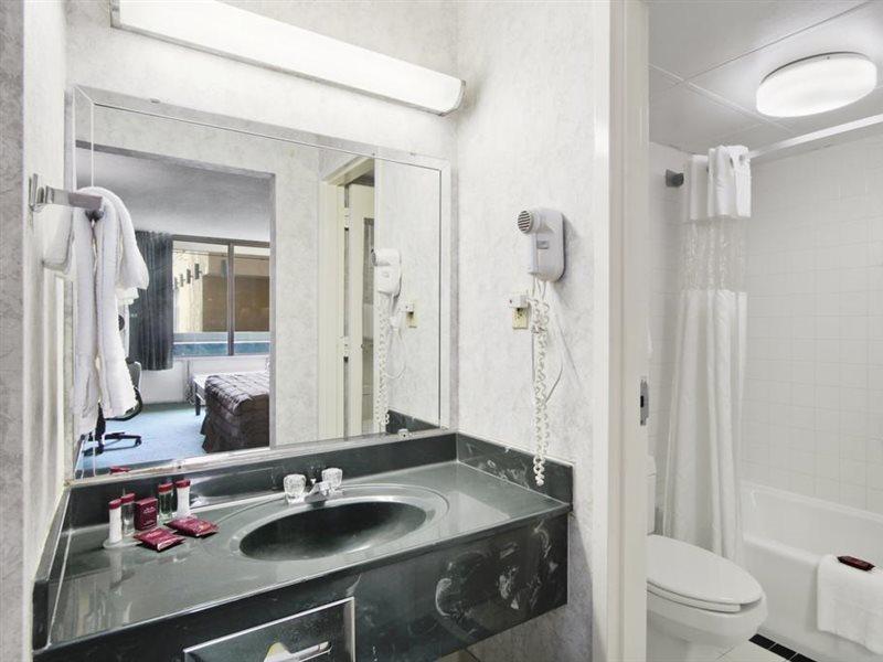 Hotel Ramada By Wyndham Roanoke Extérieur photo