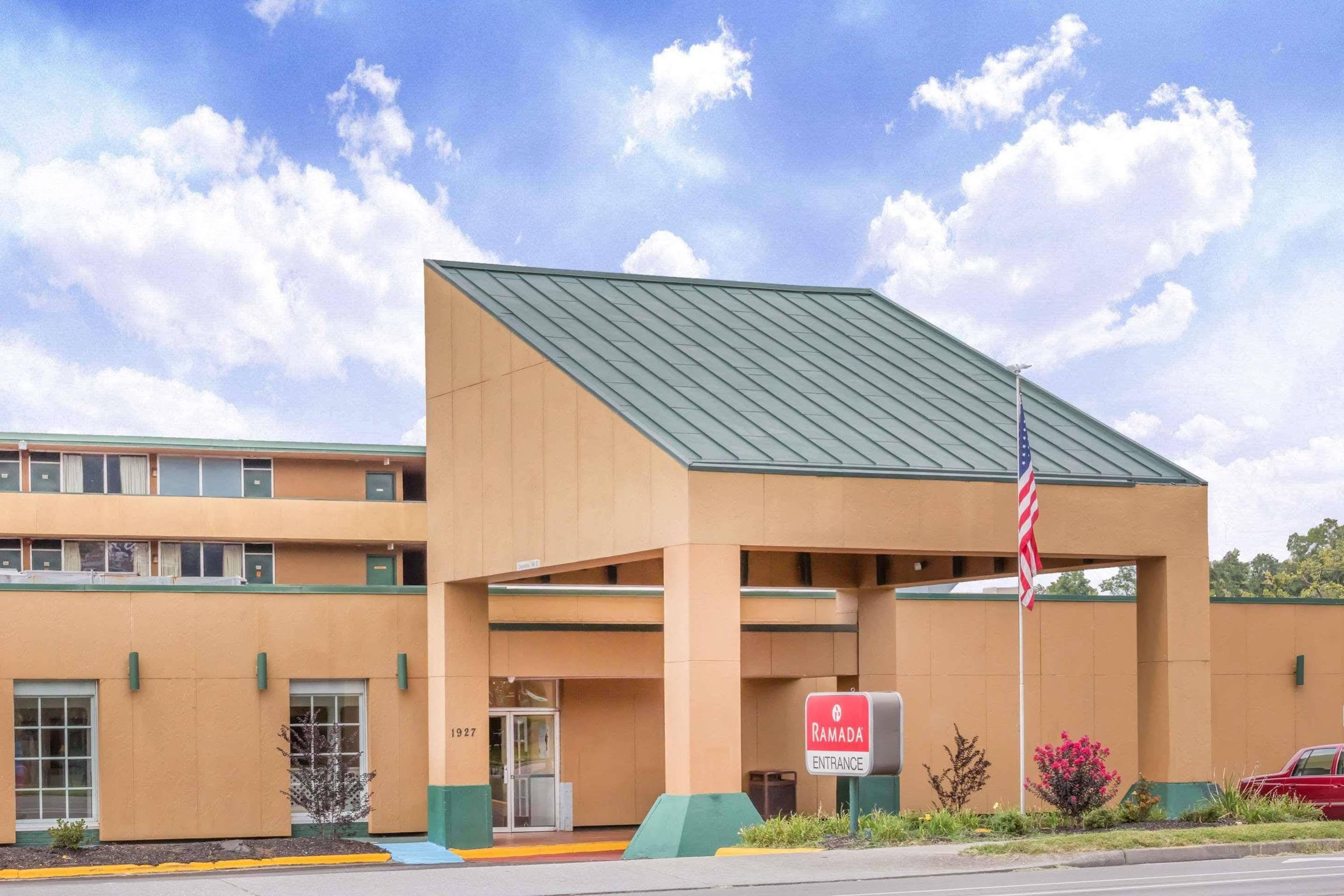 Hotel Ramada By Wyndham Roanoke Extérieur photo