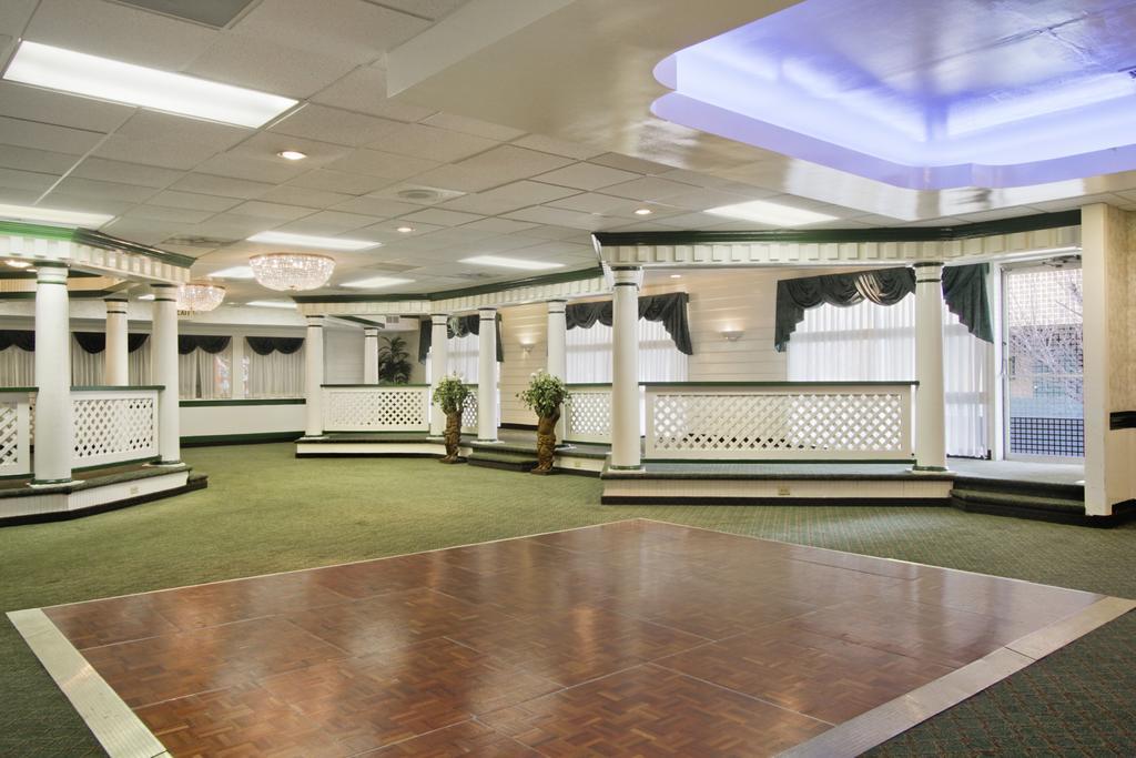 Hotel Ramada By Wyndham Roanoke Extérieur photo