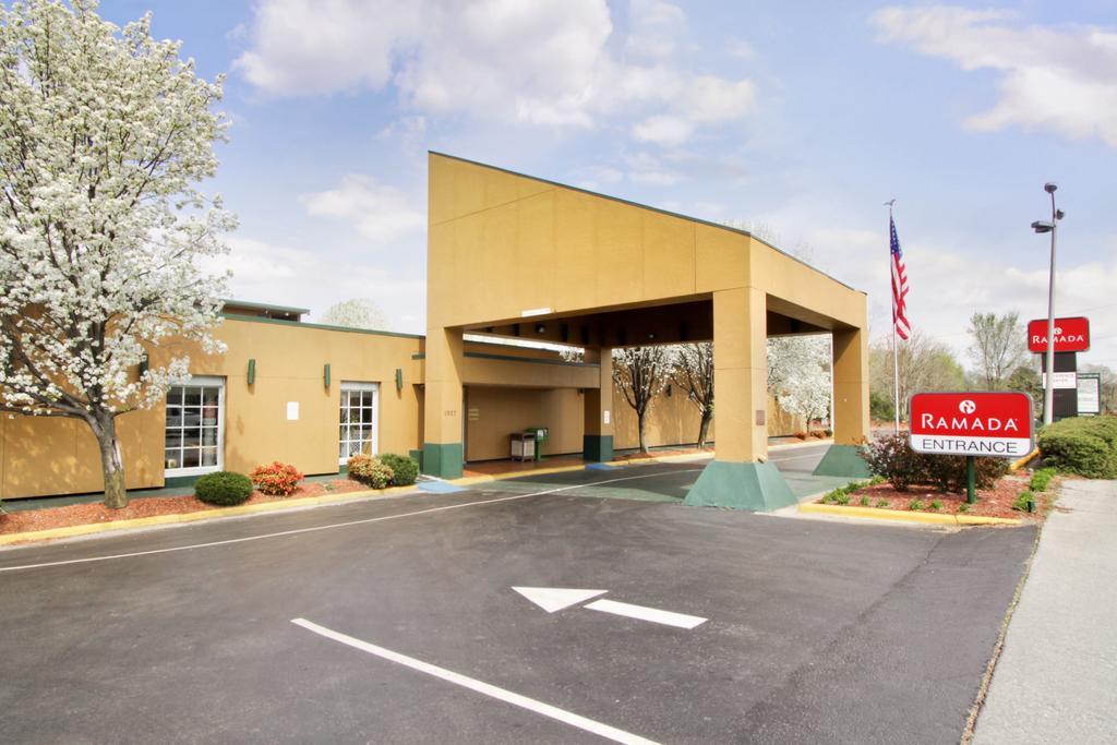 Hotel Ramada By Wyndham Roanoke Extérieur photo