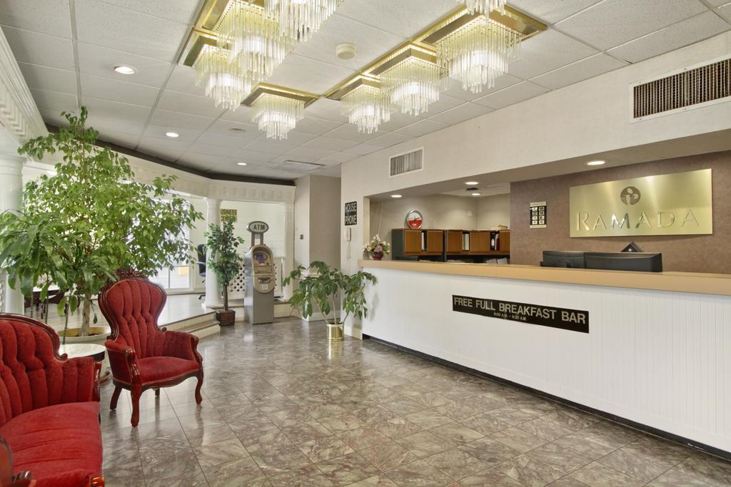 Hotel Ramada By Wyndham Roanoke Extérieur photo