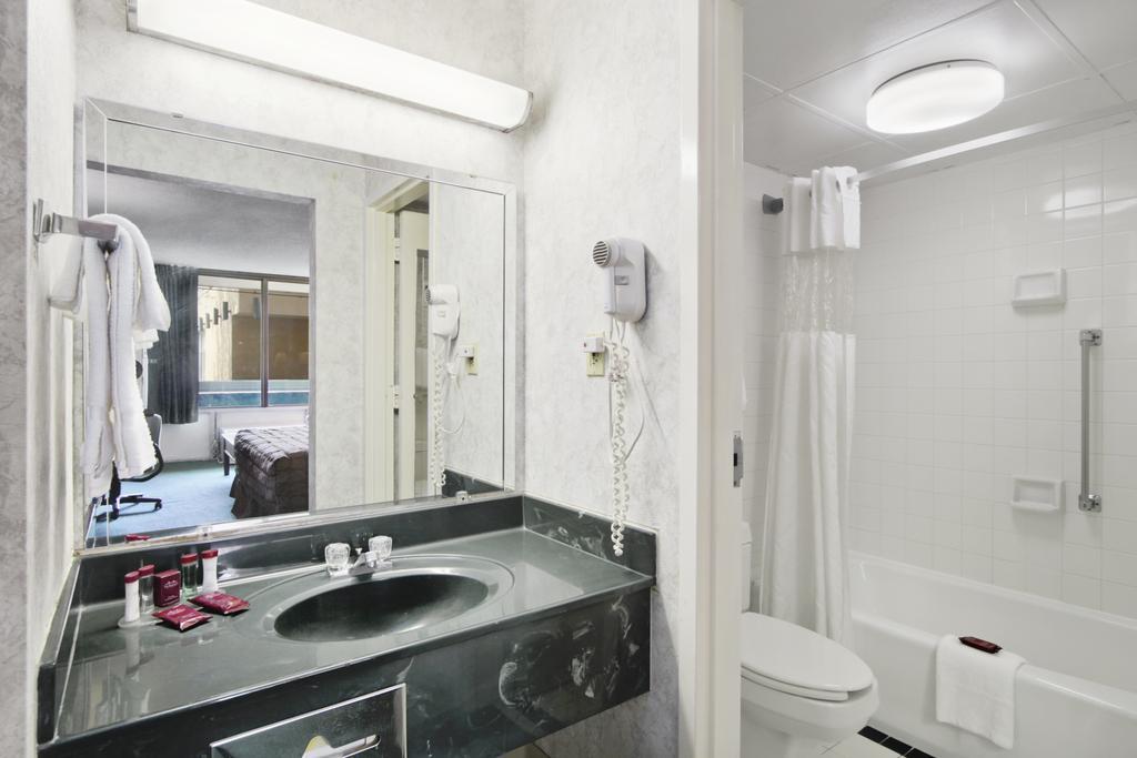 Hotel Ramada By Wyndham Roanoke Extérieur photo