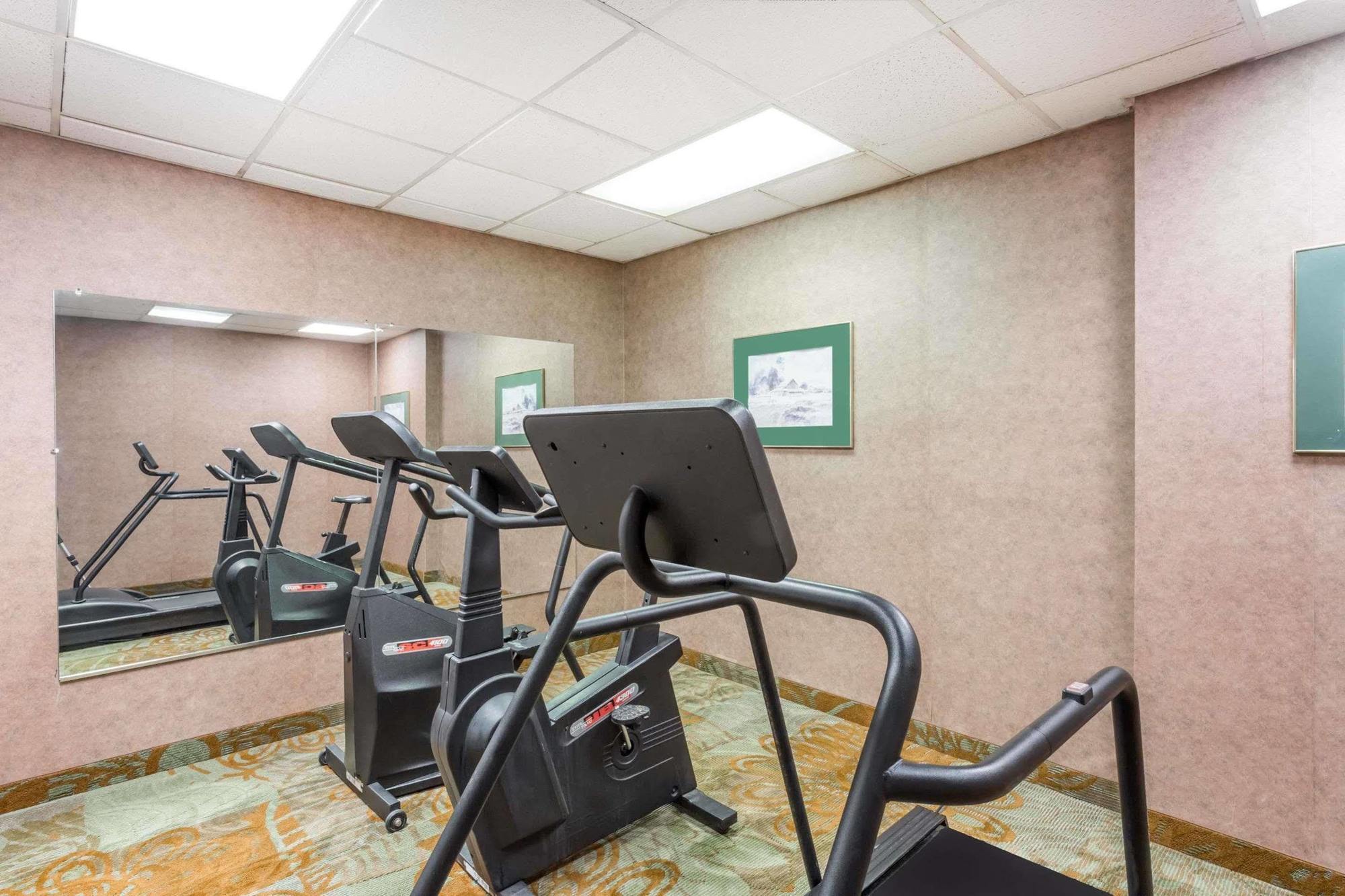 Hotel Ramada By Wyndham Roanoke Extérieur photo