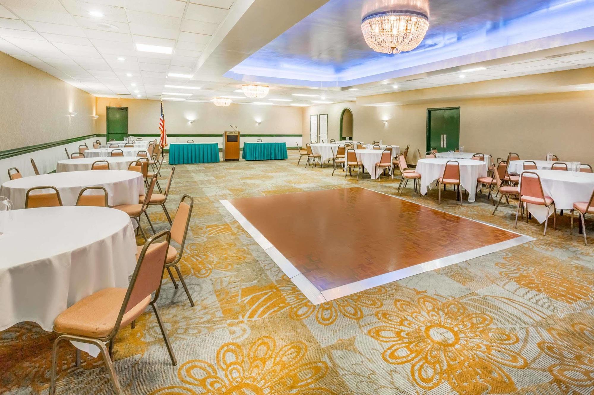 Hotel Ramada By Wyndham Roanoke Extérieur photo