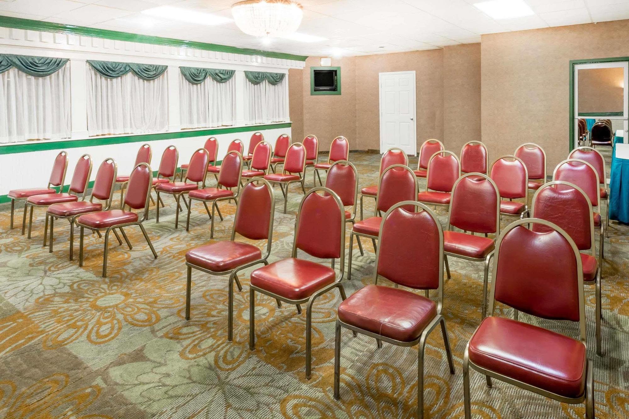 Hotel Ramada By Wyndham Roanoke Extérieur photo