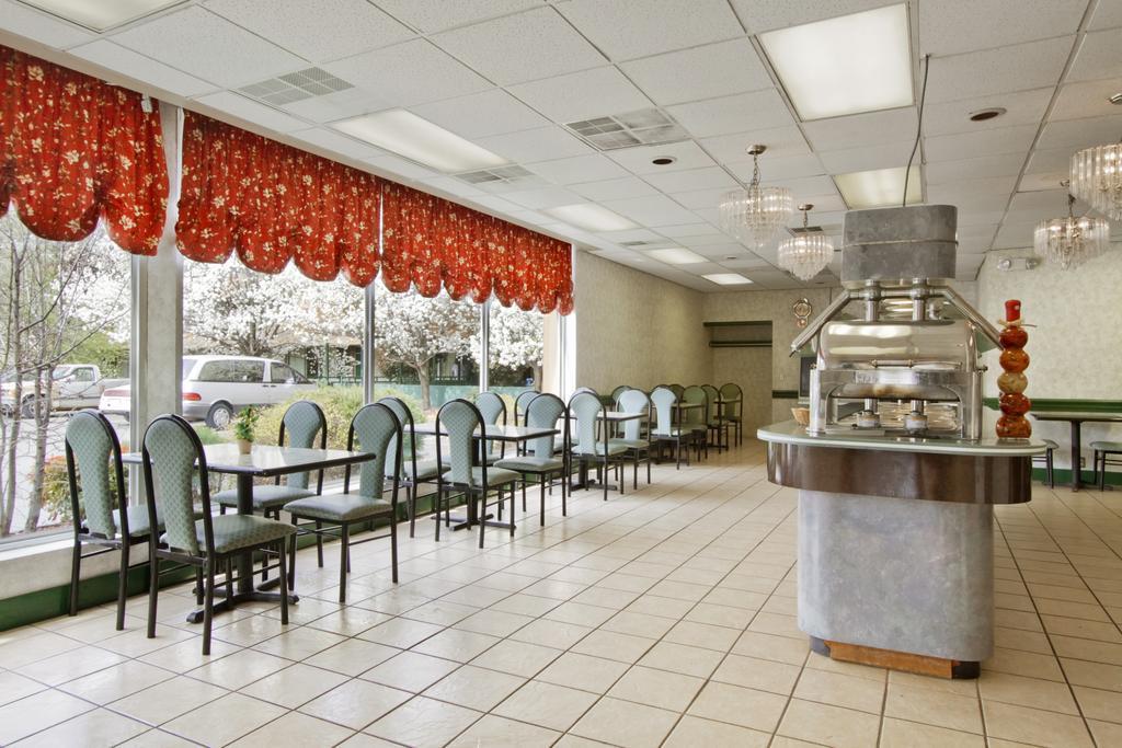Hotel Ramada By Wyndham Roanoke Extérieur photo