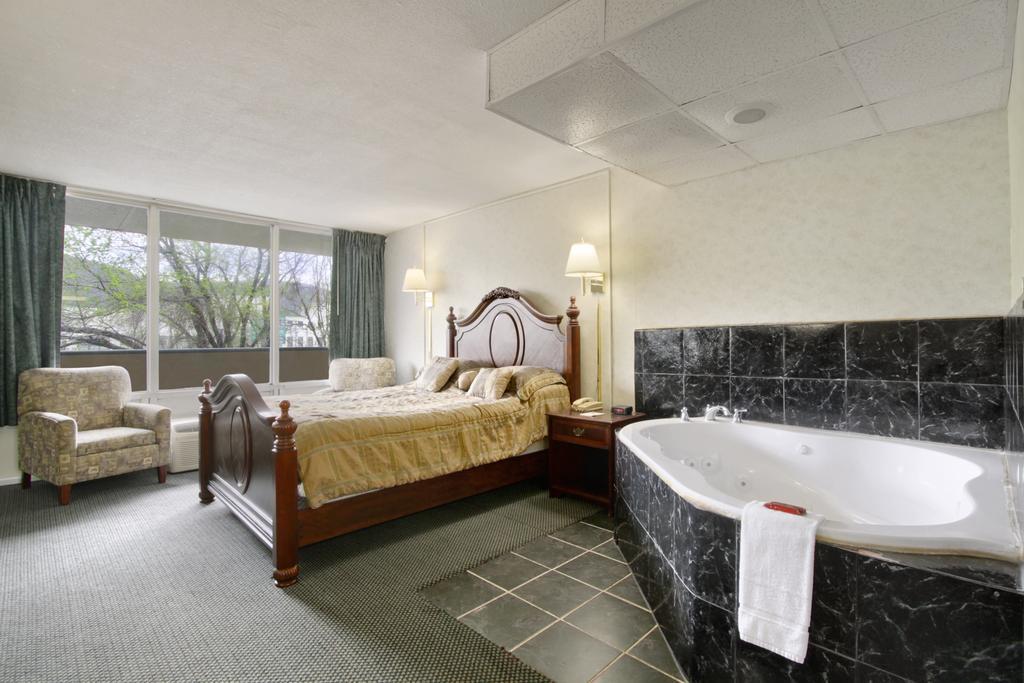 Hotel Ramada By Wyndham Roanoke Extérieur photo